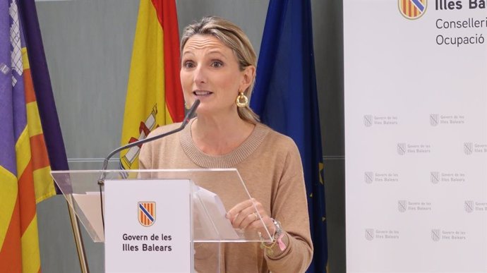 Archivo - La secretaria autonómica de Trabajo, Empleo y Diálogo Social del Govern, Catalina Cabrer, en una rueda de prensa.