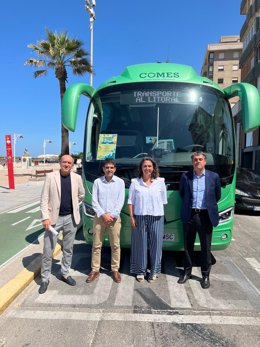 Carmen Sánchez presentando las rutas de autobuses a la playa.
