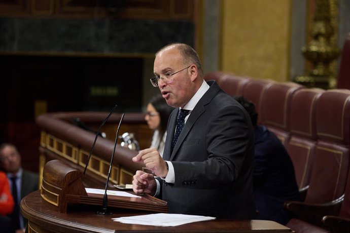 El portavoz del PP en el Congreso, Miguel Tellado, interviene durante una sesión plenaria en el Congreso de los Diputados, a 18 de junio de 2025, en Madrid (España).