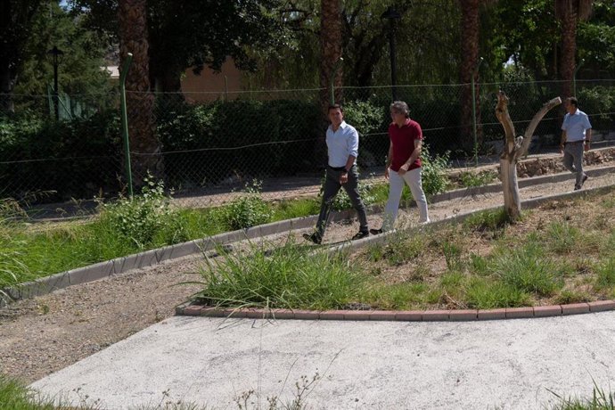 El presidente de la Diputación de Almería visita Bentarique junto a su alcalde.