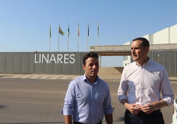 Javier Perales y José Latorre ante el campus de la UJA en Linares.