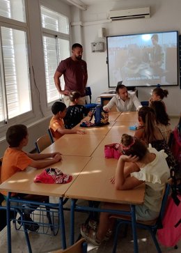 El delegado de Desarrollo Educativo y Formación Profesional de la Junta en Huelva, Carlos Soriano, en su visita al CEIP Profesora Pilar Martínez de la capital.
