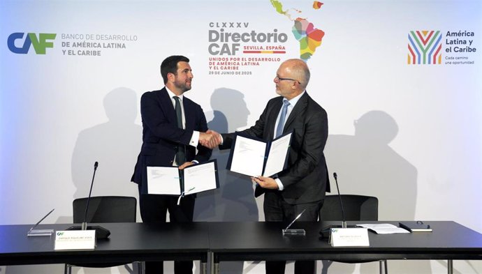 El presidente ejecutivo de COX, Enrique Riquelme, y el vicepresidente del sector privado de CAF, Antonio Silveira, durante la firma del acuerdo.