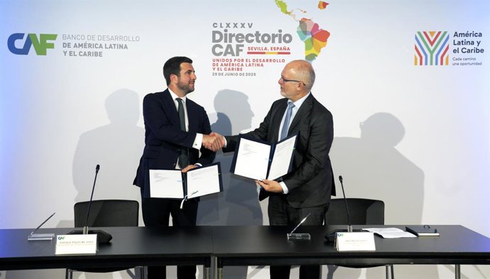 El presidente ejecutivo de COX, Enrique Riquelme, y el vicepresidente del sector privado de CAF, Antonio Silveira, durante la firma del acuerdo.