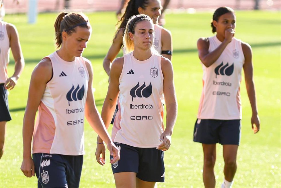 Irene Paredes junto a Alexia Putellas durante un entrenamiento de la selección femenina