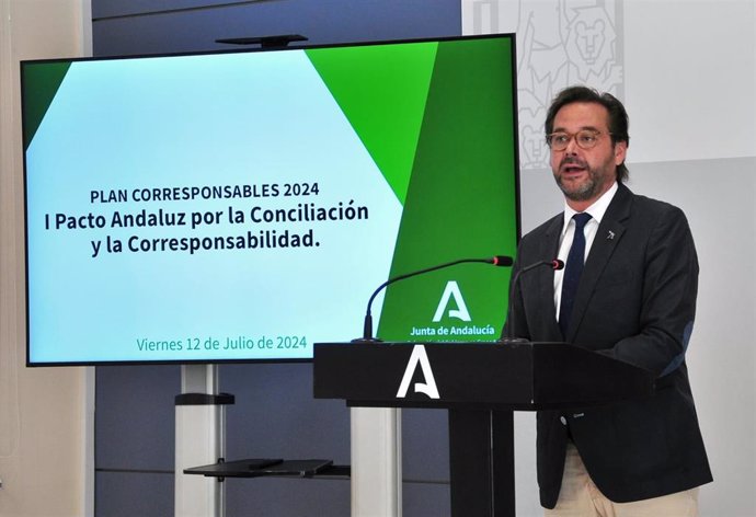 Archivo - El delegado del Gobierno andaluz en Granada, Antonio Granados, en rueda de prensa en imagen de archivo