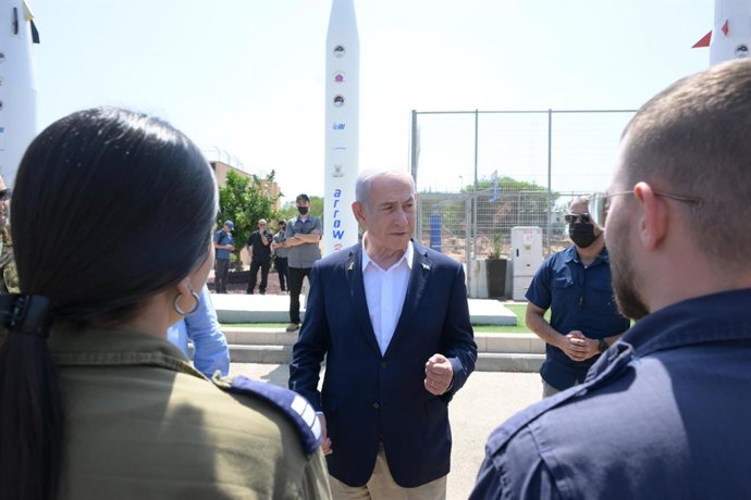HANDOUT - 23 June 2025, Israel, ---: Israeli Prime Minister Benjamin Netanyahu (C) visits an Arrow Unit, at an Air Force base. Photo: Amos Ben-Gershom/GPO/dpa - ATTENTION: editorial use only and only if the credit mentioned above is referenced in full