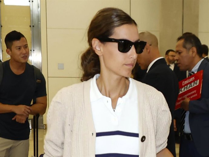 Ana Boyer junto a sus hijos a su llegada al aeropuerto, a 02 de julio de 2025, en Madrid (España).