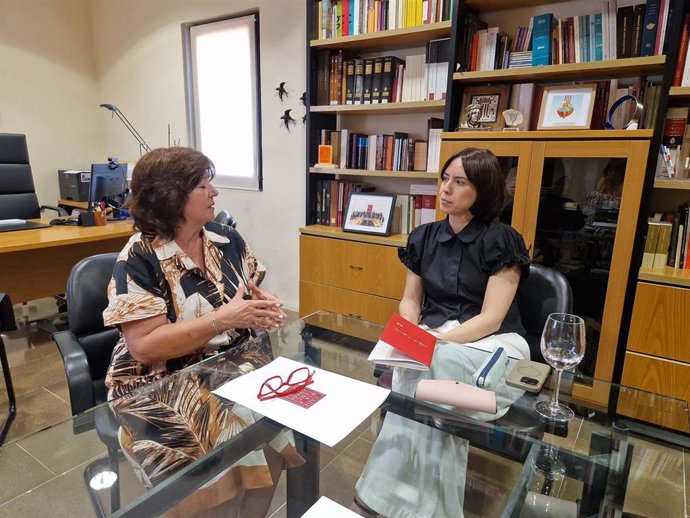 La secretaria general del PSPV-PSOE y ministra de Ciencia, Innovación y Universidades, Diana Morant, se reúne con la presidenta de la AVL, Verònica Cantó