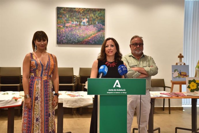 Patricia Navarro ha visitado el centro de mayores 'San Sebastián' de Alhaurín de la Torre acompañada por el alcalde del municipio, Joaquín Villanova, y la delegada territorial de Inclusión Social, Juventud, Familias e Igualdad, Ruth Sarabia.