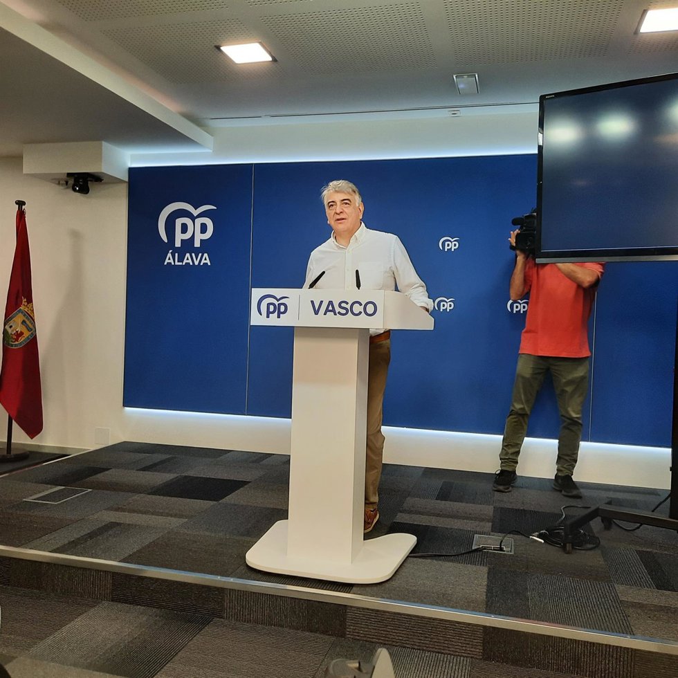 De Andrés ha denunciado la "trayectoria" del PNV, al que ha acusado de tener "experiencia y conocimiento" en materia de "enchufes"