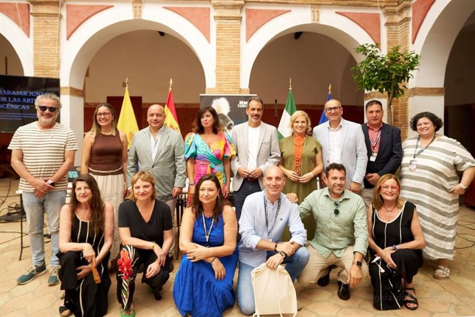 Manuel López junto a la alcaldesa de Palma del Río, Matilde Esteo; el gerente de la Agencia Andaluza de Instituciones Culturales; la directora del Instituto Andaluz de las Artes Escénicas y la Música; y representantes de otras diputaciones andaluzas.