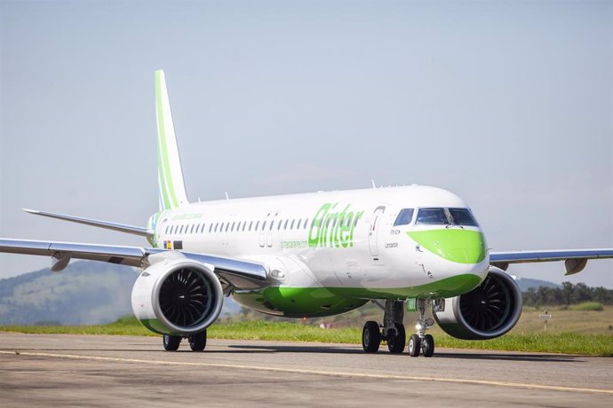 Archivo - Binter lanza una promoción para volar entre Asturias y Canarias desde 95 euros