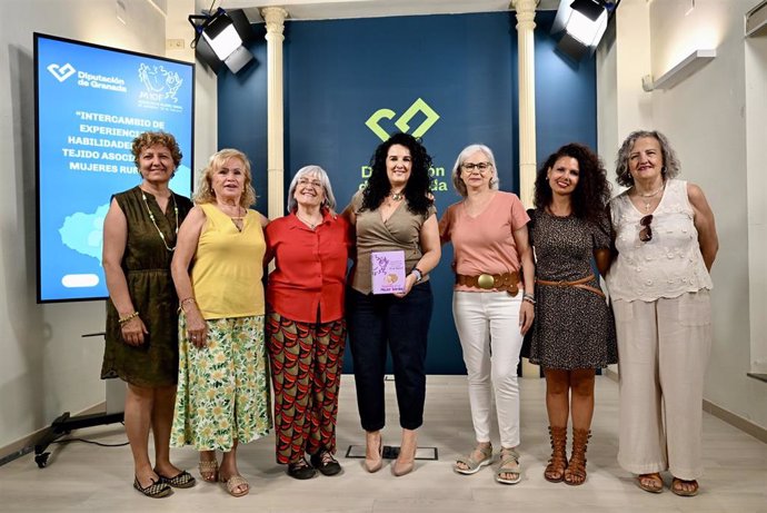La diputada Elena Duque, en el centro, ha asistido a la presentación del proyecto de intercambio de experiencias y habilidades con el tejido asociativo de mujeres rurales