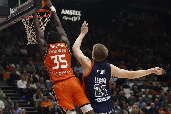 Archivo - El pívot Amida Brimah en un partido con el Valencia Basket