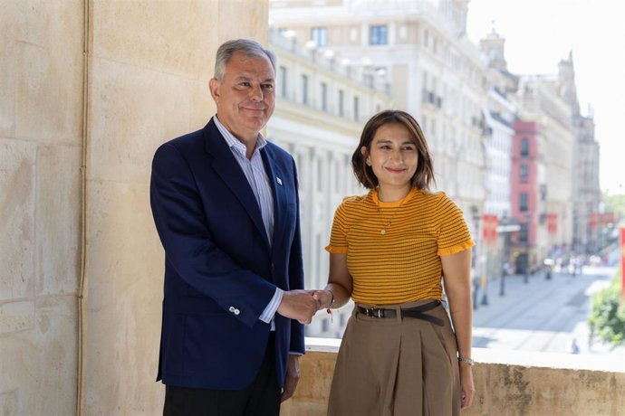 El alcalde recibe a la ministra de Relaciones Exteriores de Colombia en la Casa Consistorial.