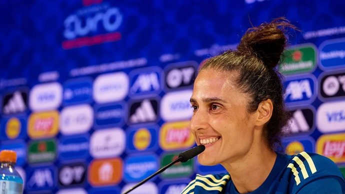 A treinadora da seleção feminina de futebol, Montse Tomé, em uma coletiva de imprensa durante o Campeonato Europeu na Suíça.