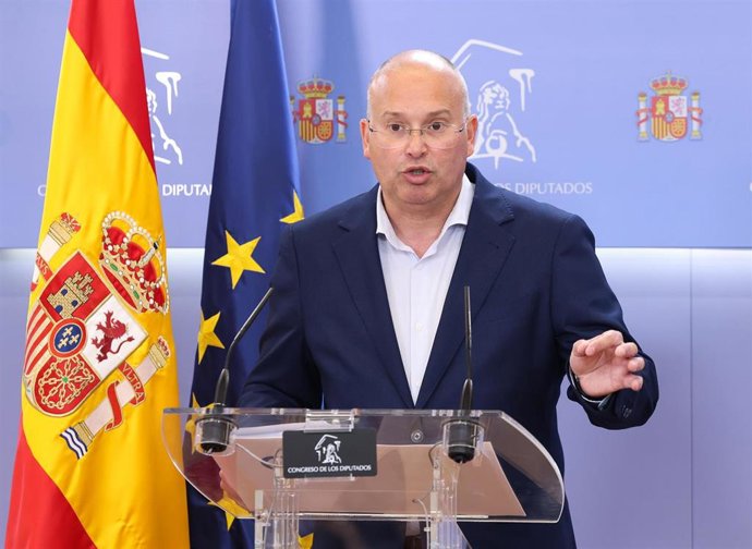 EL portavoz del PP en el Congreso, Miguel Tellado, durante una rueda de prensa en el Congreso de los Diputados, a 1 de julio de 2025, en Madrid (España).
