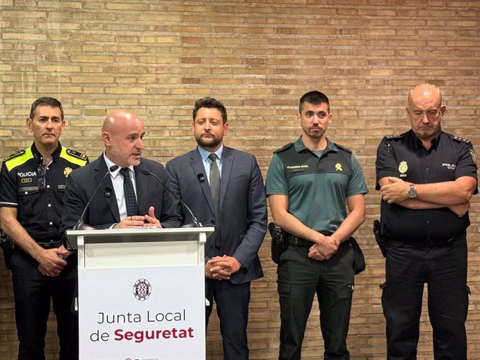 El delegado de Gobierno en Catalunya, Carlos Prieto, y el alcalde de Tarragona, Rubén Viñuales, junto a mandos policial en la Junta de Seguridad.