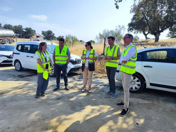 Granados (centro), durante la visita a las obras en la A-435.
