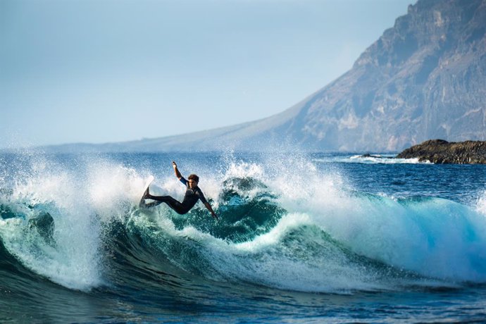 Archivo - Tenerife, el paraíso del surf en España: olas perfectas todo el año
