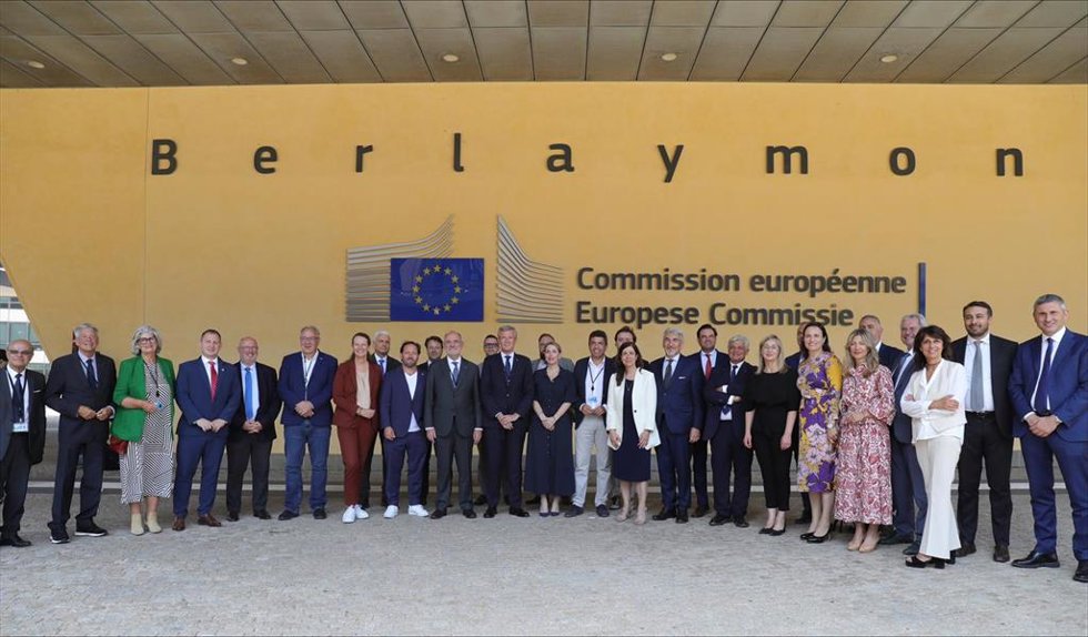 Foto de familia del encuentro de representantes regionales europeos de la coalición EURegions4Cohesion con el vicepresidente ejecutivo de Cohesión y Reformas de la Comisión Europea, Raffaele Fitto