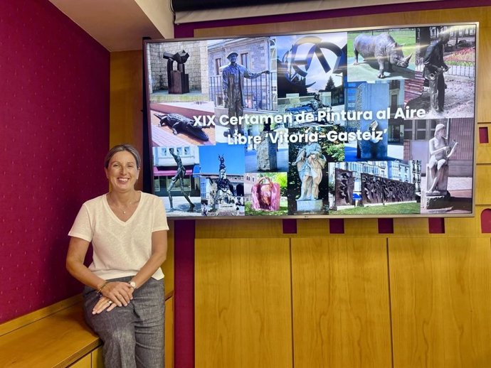 Sonia Diaz de Corcuera Kultura eta Hezkuntza zinegotziak Vitoria-Gasteiz Aire Zabaleko XIX. Pintura Lehiaketa aurkeztu du