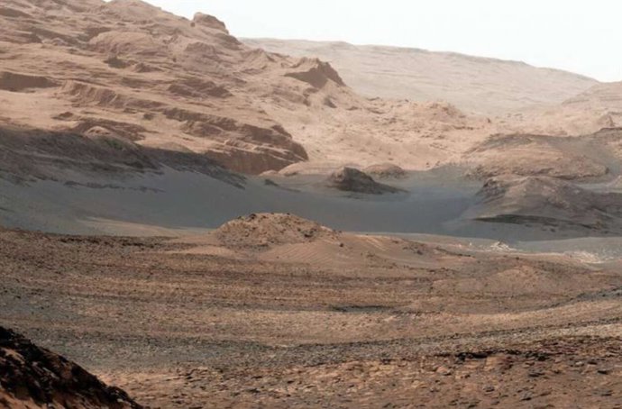 El rover Curiosity de la NASA capturó esta foto mientras ascendía al Monte Sharp, la montaña marciana. Un estudio propone una nueva explicación de por qué Marte es un desierto árido hoy en día, a pesar de sus muchas similitudes con la Tierra.