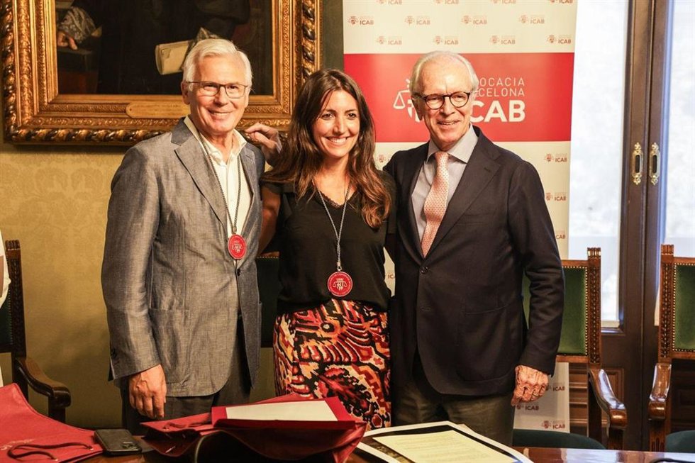 El Illustre Collegi de l'Advocacia de Barcelona (ICAB) ha entregado este martes la Medalla de Honor del Colegio a los abogados  Mnica Santiago i Baltasar Garzón