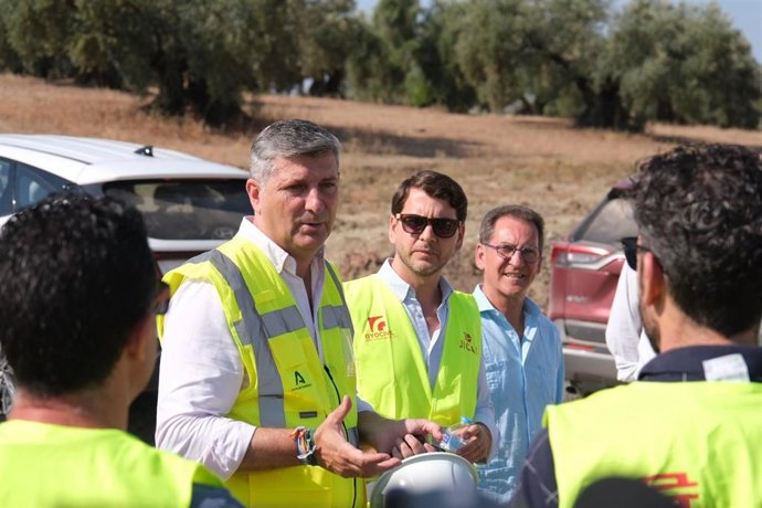 Acosta y Priego (centro) en la visita a la obra de la Comunidad de Regantes de Cabra para nuevos regadíos abastecidos con aguas regeneradas.