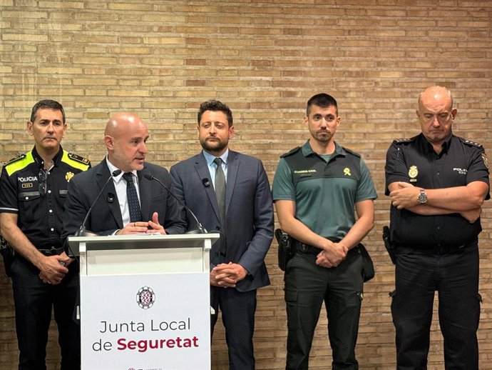 El delegat del Govern central a Catalunya, Carlos Prieto, i l'alcalde de Tarragona, Rubén Viñuales, amb els comandaments policials