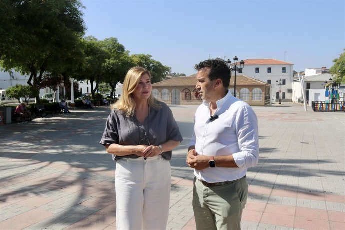 La secretaria general del PP de Huelva, Berta Centeno, juto al portavoz del PP en el Ayuntamiento de Puebla de Guzmán, José Tomás Paulino.