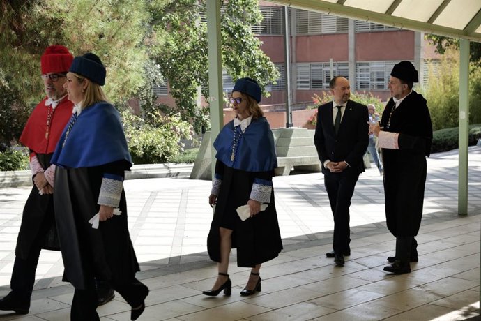 Archivo - Ramón Herrera y Nicolás Ruiz, a la derecha, en la apertura del curso 2024-2025 de la Universidad de Jaén.