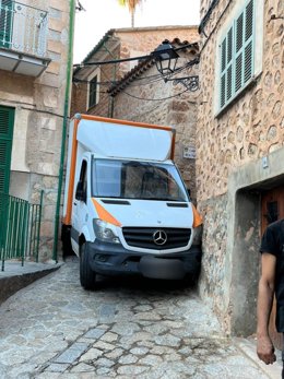 El camión atrapado entre dos estrechas calles en Fornalutx (Mallorca).