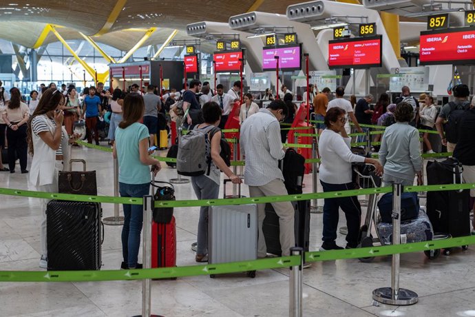 Varias personas en los mostradores de facturación del aeropuerto Adolfo Suárez Madrid-Barajas