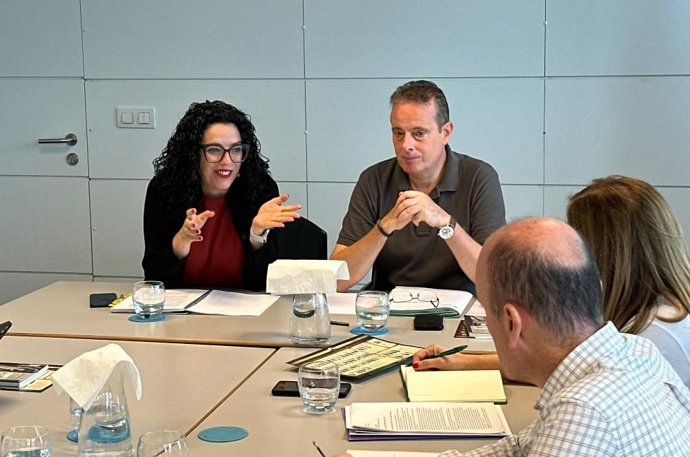 La consejera de Cultura, Política Llingüística y Deporte, Vanessa Gutiérrez, y el consejero de Medio Rural y Política Agracia, Marcelino Marcos, han participado hoy en la reunión del grupo de trabajo de la Mesa de la Cultura Sidrera Asturiana.