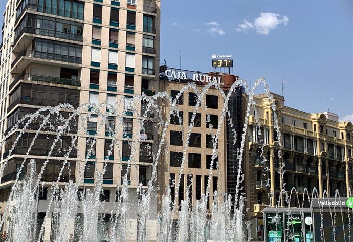 Archivo - Termómetro. Valladolid. Ola de calor. Plaza de Zorrilla.