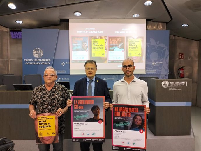 El presidente de la Federación de Asociaciones EuskalSida, Marco Imbert, el consejero de Salud del Gobierno vasco, Alberto Martínez y el coordinador del Plan del Sida e ITS de Osakidetza, Oskar Ayerdi, en la presentación del informe.