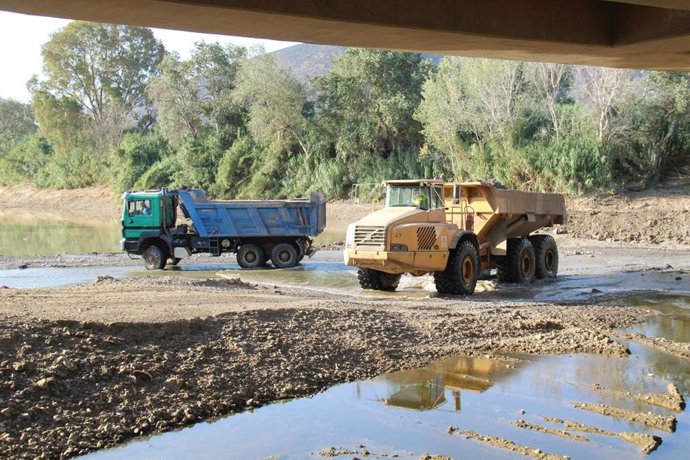 Obras de emergencia para la restauración del cauce del Guadalhorce a su paso por Cártama