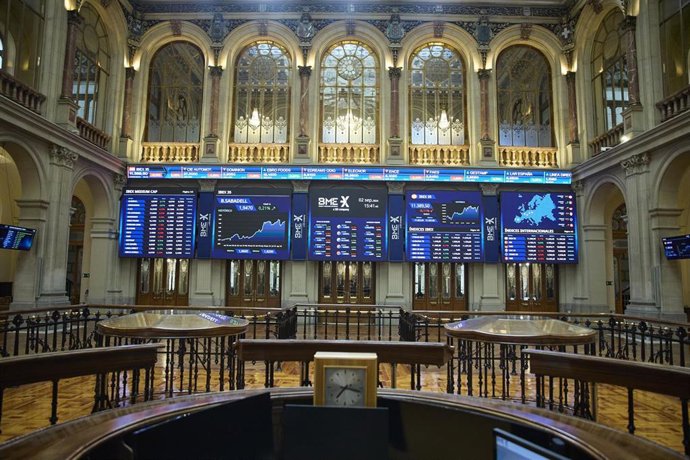 Archivo - Paneles del IBEX 35 en el Palacio de la Bolsa de Madrid, a 2 de septiembre de 2024, en Madrid (España).