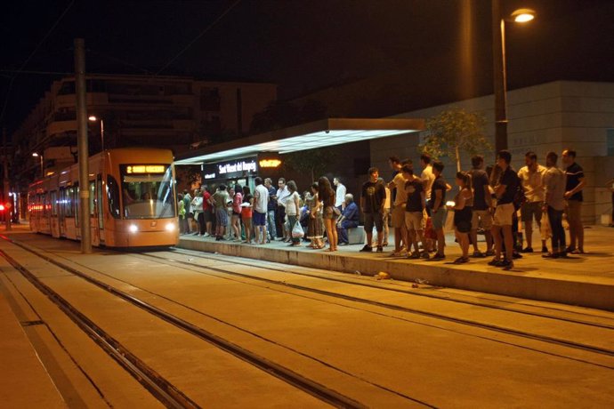 Archivo - Alicante.- El TRAM ofrecerá un servicio especial nocturno este sábado hasta las 03.00 horas por el Desfile del Ninot