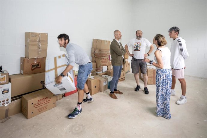 Silva asiste en Viérnoles a la recogida de material escolar para los centros afectados por la dana