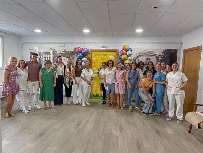 Sánchez (4ª izda.), durante la visita a la residencia de mayores Virgen de Luna en Villanueva de Córdoba.