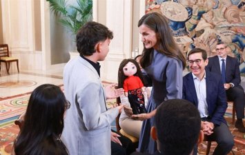 La Reina recibe en audiencia a diez universitarios de Colombia y Perú, hijos de emprendedores vulnerables