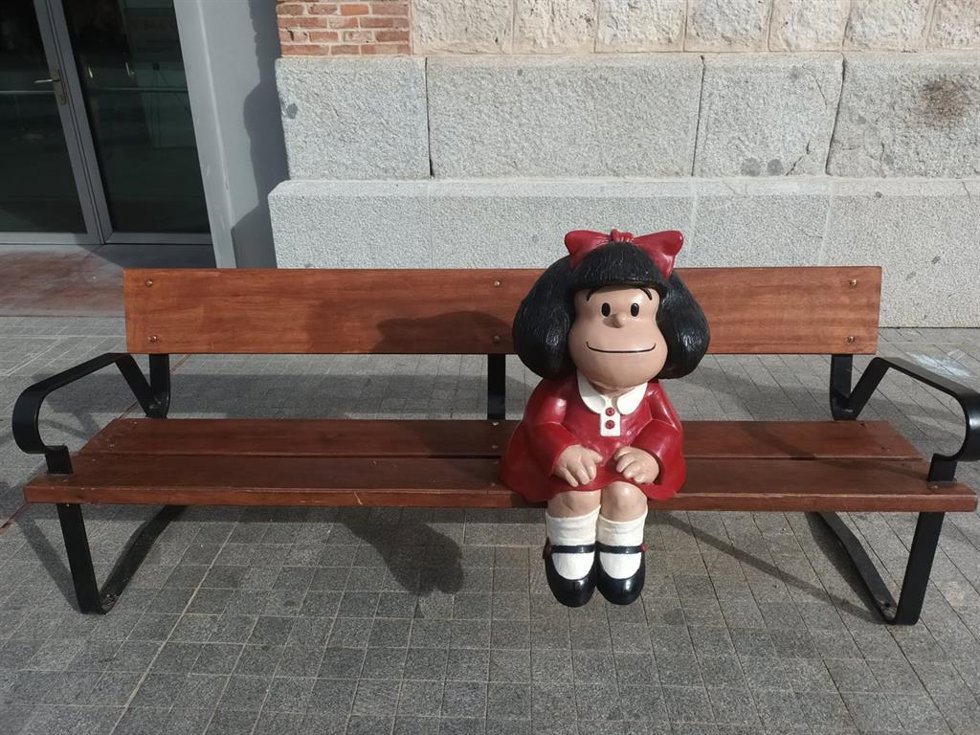 Archivo - Escultura de Mafalda en homenaje a su creador Quino ubicada en el paseo central de Matadero, frente a la Casa del Lectior, del escultor argentino Pablo Irrgang. Madrid se suma así a las otras once ciudades del mundo que cuentan con un escultur