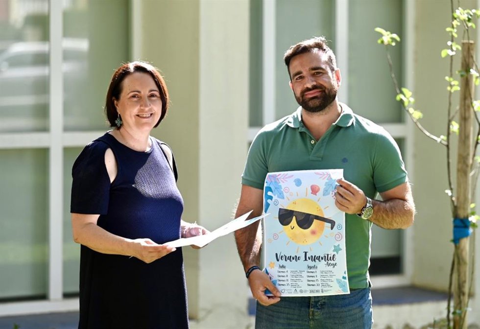 La delegada de Empleo y Comercio de Jerez, Nela García, con el gerente de Acoje.