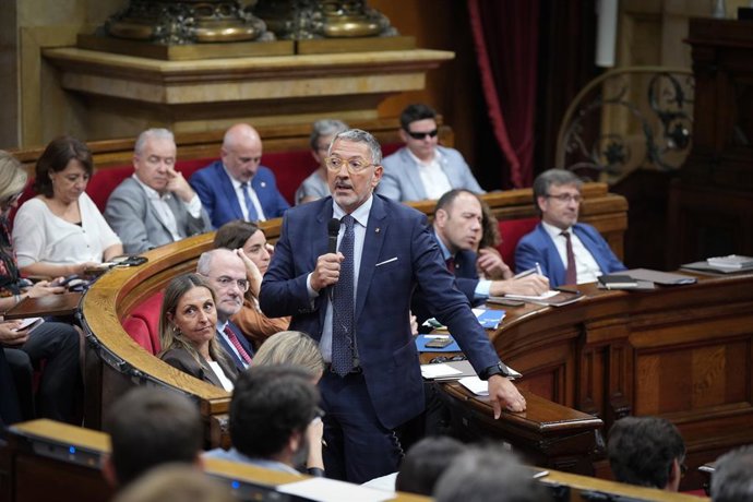 El conseller d'Empresa i Treball de la Generalitat, Miquel Sàmper, en el ple del Parlament