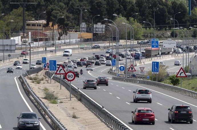 Archivo - Atasco en la autovía A-3, 16 de abril de 2025, en Madrid (España). 