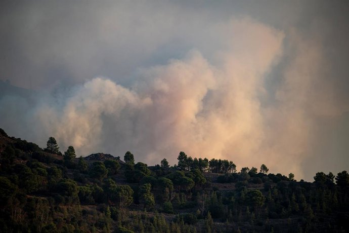 Archivo - Incendio forestal que afecta a los municipios de Colera y Portbou (Girona), cerca de la frontera con Francia. Ha quemado al menos 200 hectáreas y ha obligado a confinar viviendas de ambos municipios de la comarca del Alt Empordà (Girona, Cataluñ
