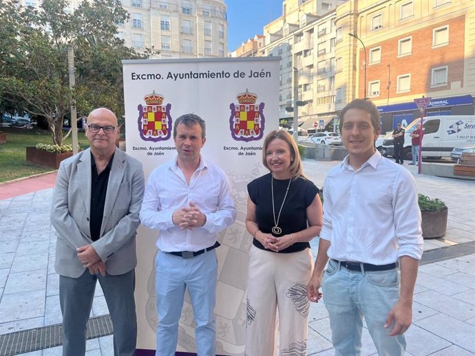 Manuel Fernández y Julio Millán (1 y2 i), informan sobre las bonificaciones en transporte junto a María del Carmen Angulo y Luis García.